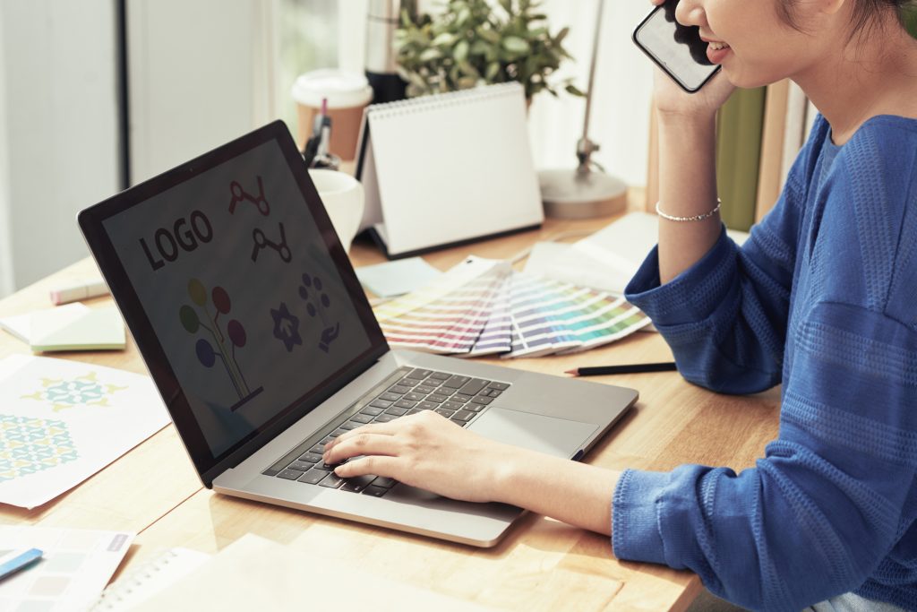 Discussing logo Connect IT